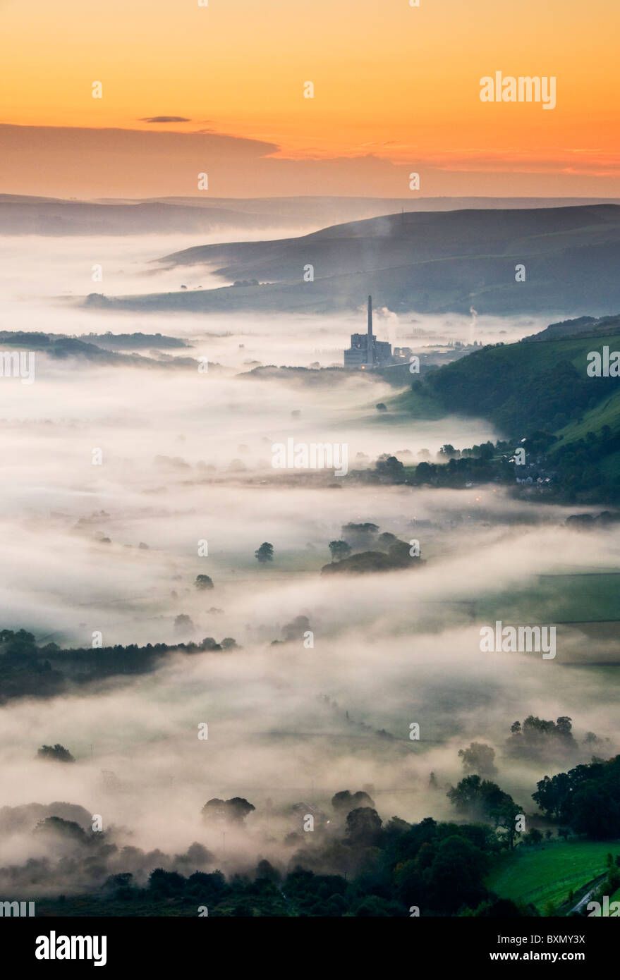 La cimenterie Lafarge dans le brouillard, l'espoir Valley, parc national de Peak District, Derbyshire, Angleterre, RU Banque D'Images
