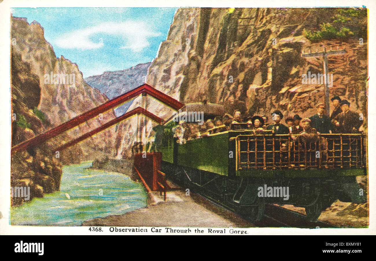 Carte postale Vintage du Denver et Rio Grande Western Railroad train s'arrêtant à la pendaison à Pont Royal Gorge, Colorado Banque D'Images