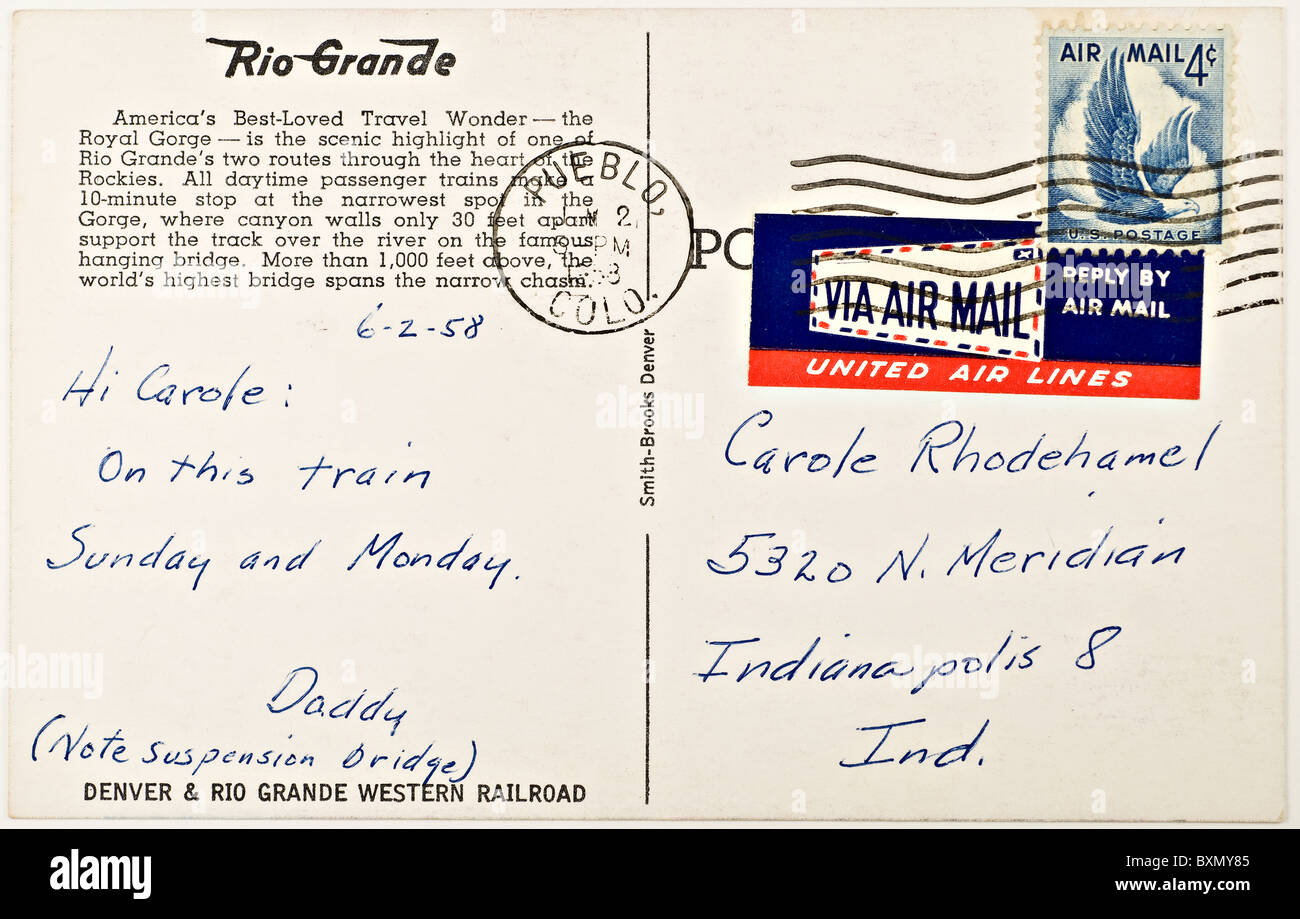 Dos de Carte postale envoyée en 1958 d'un père à sa fille Banque D'Images
