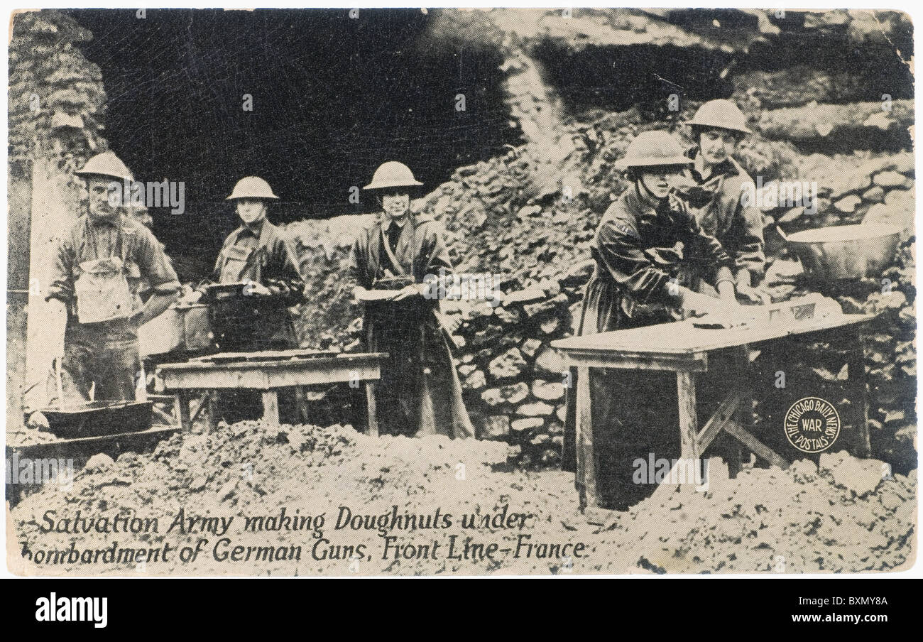 Faire de l'Armée du salut des beignes sous les bombes des canons allemands Front Line France carte postale de Chicago Daily News 1918 Banque D'Images
