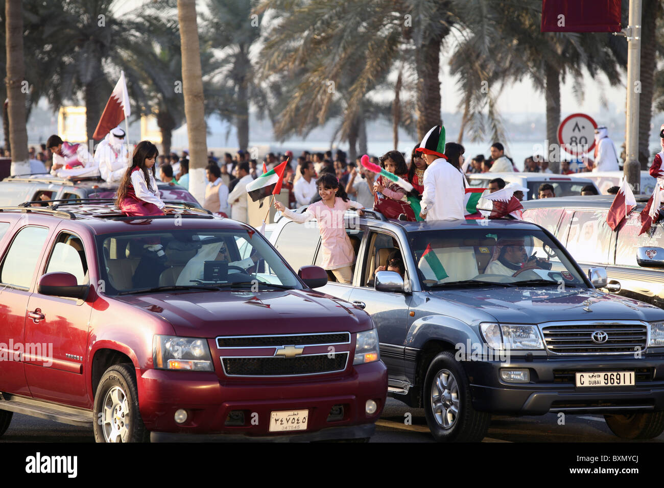 Les enfants de les EAU et le Qatar inscrivez-vous à la fête nationale du Qatar à Doha Corniche, Décembre 18, 2010 Banque D'Images