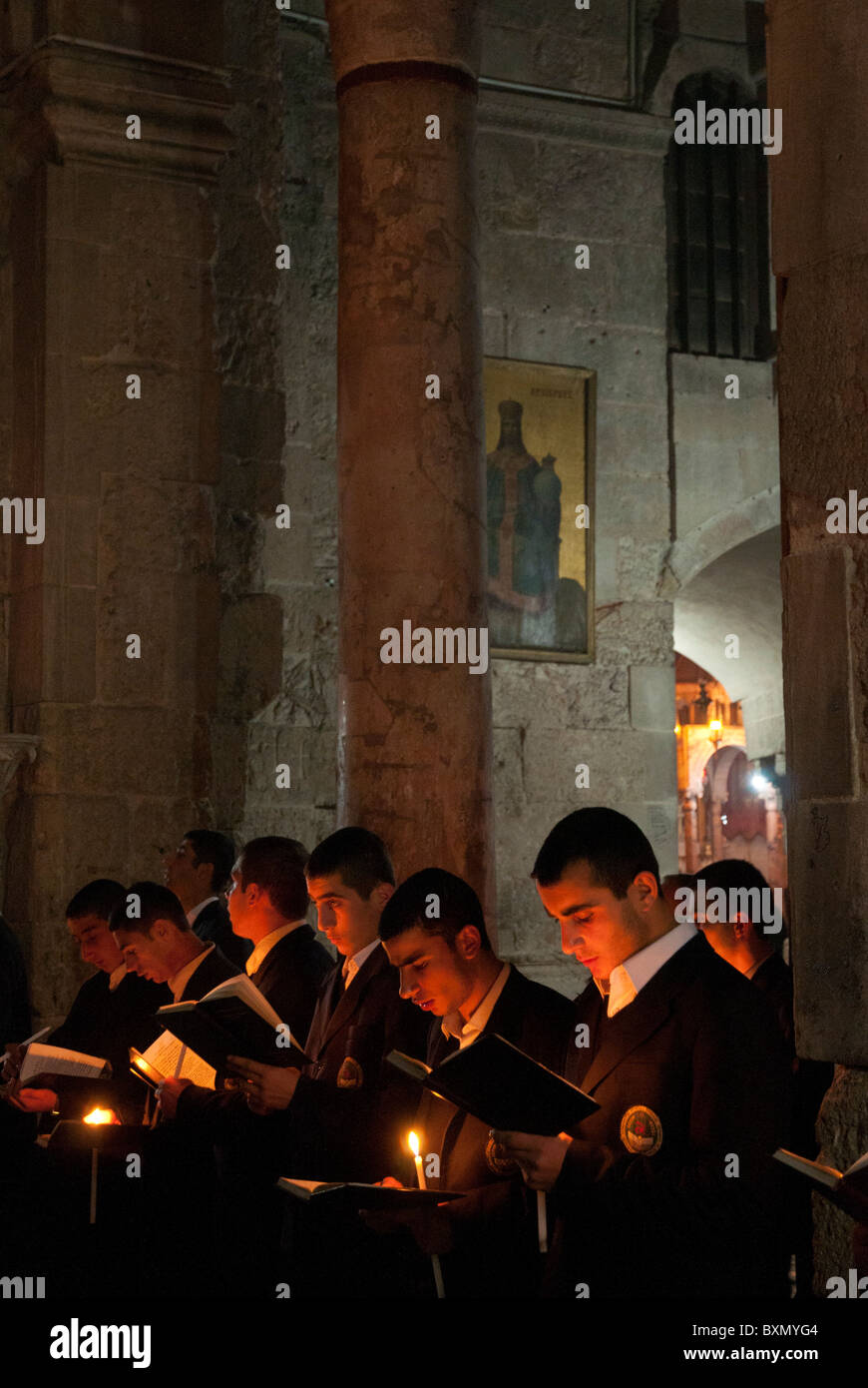 Les jeunes prêtres arméniens priant le saint iat prison pendant la procession quotidienne. Église de Saint Sépulcre. Jérusalem Banque D'Images