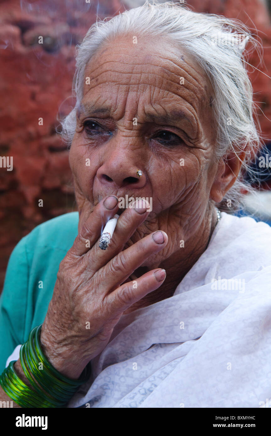 Vieille Femme fumant à Katmandou, Népal Banque D'Images