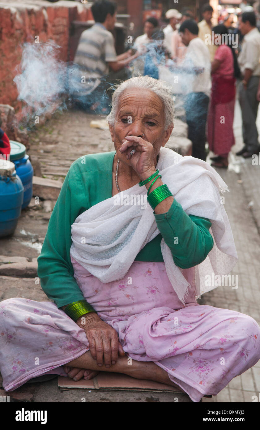 Vieille Femme fumant à Katmandou, Népal Banque D'Images