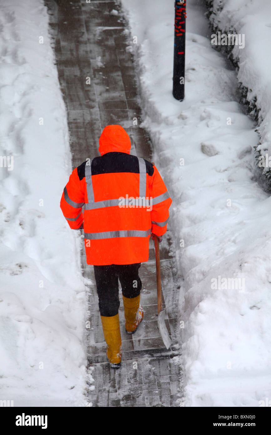 L'hiver, et de la rue piétonnière nettoyage, contrôle de la neige et de la glace, entretien d'hiver. Banque D'Images