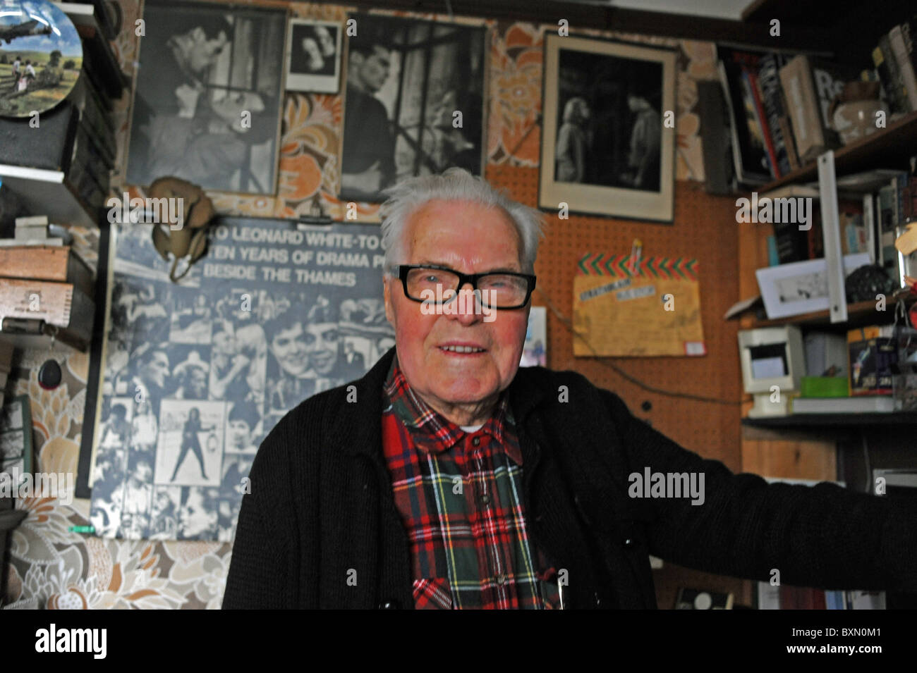 Ancien Acteur et producteur de télévision Leonard White maintenant 94 ans à son domicile à Newhaven Sussex UK Banque D'Images