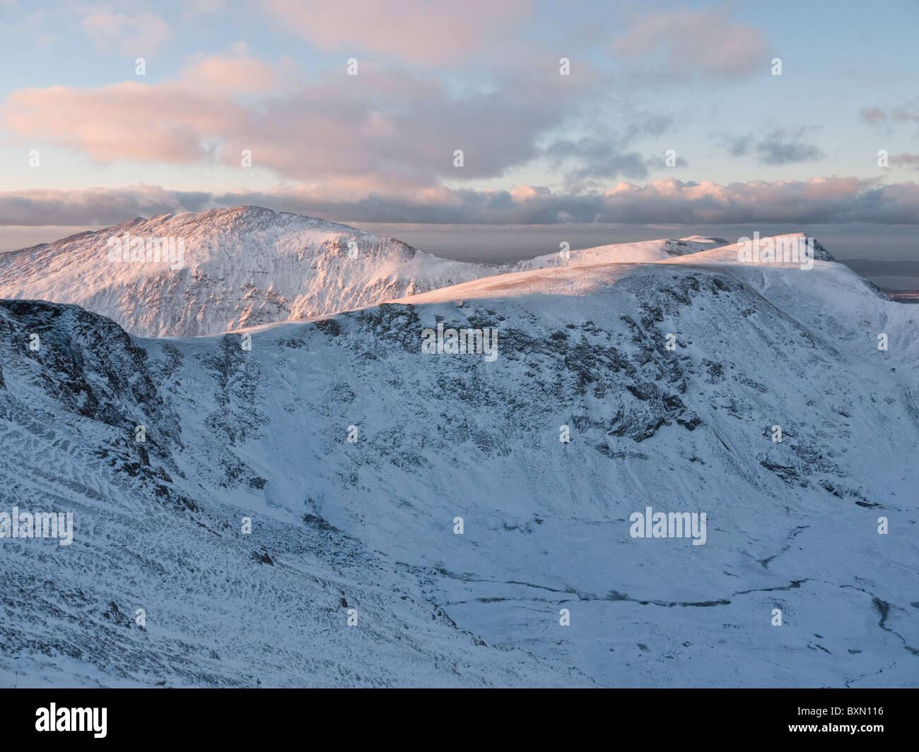 Coucher du soleil sur l'hiver Elidir Fawr et Foel Goch dans les montagnes de Snowdonia Glyderau Banque D'Images
