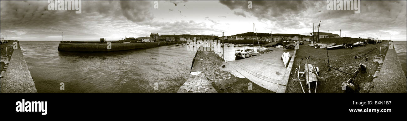 Une photo panoramique du port de aberaeron en noir et blanc à la ville Banque D'Images
