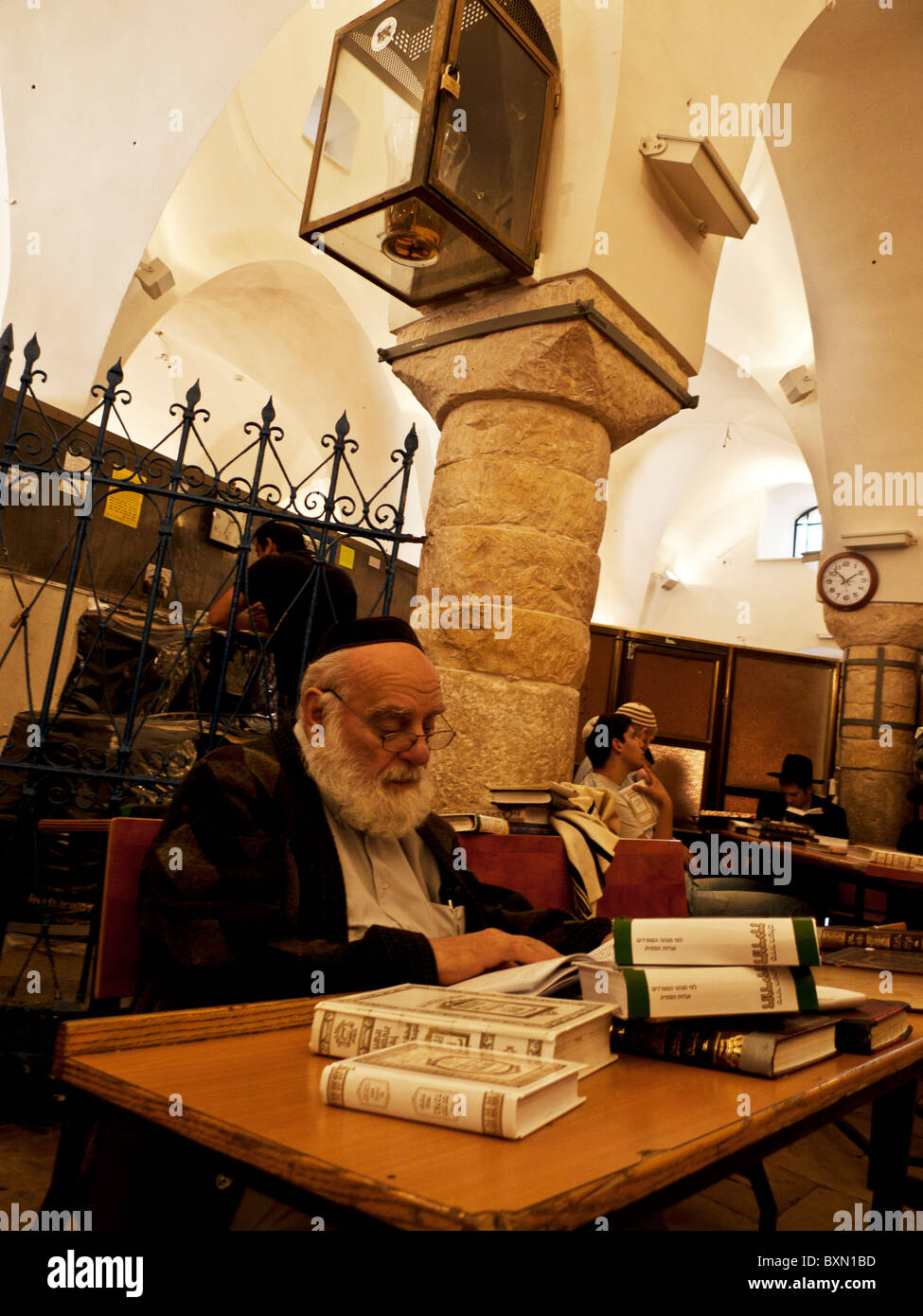 Meron Israël,en prière sur la tombe de Rabbi Shimon Bar Yochai Banque D'Images