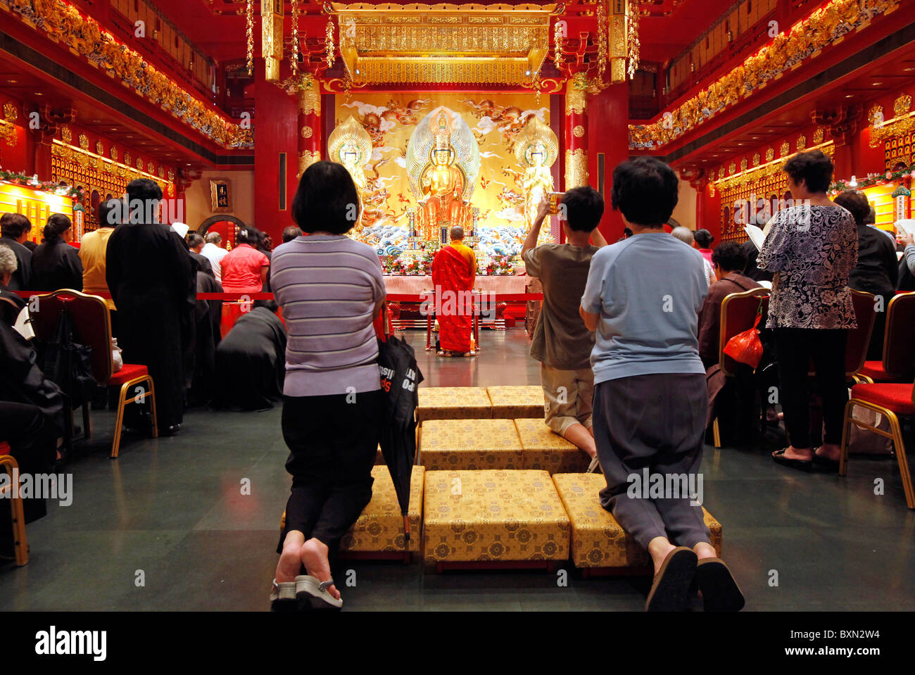 Singapour, la prière à l'intérieur de Buddha Tooth Relic Temple Banque D'Images