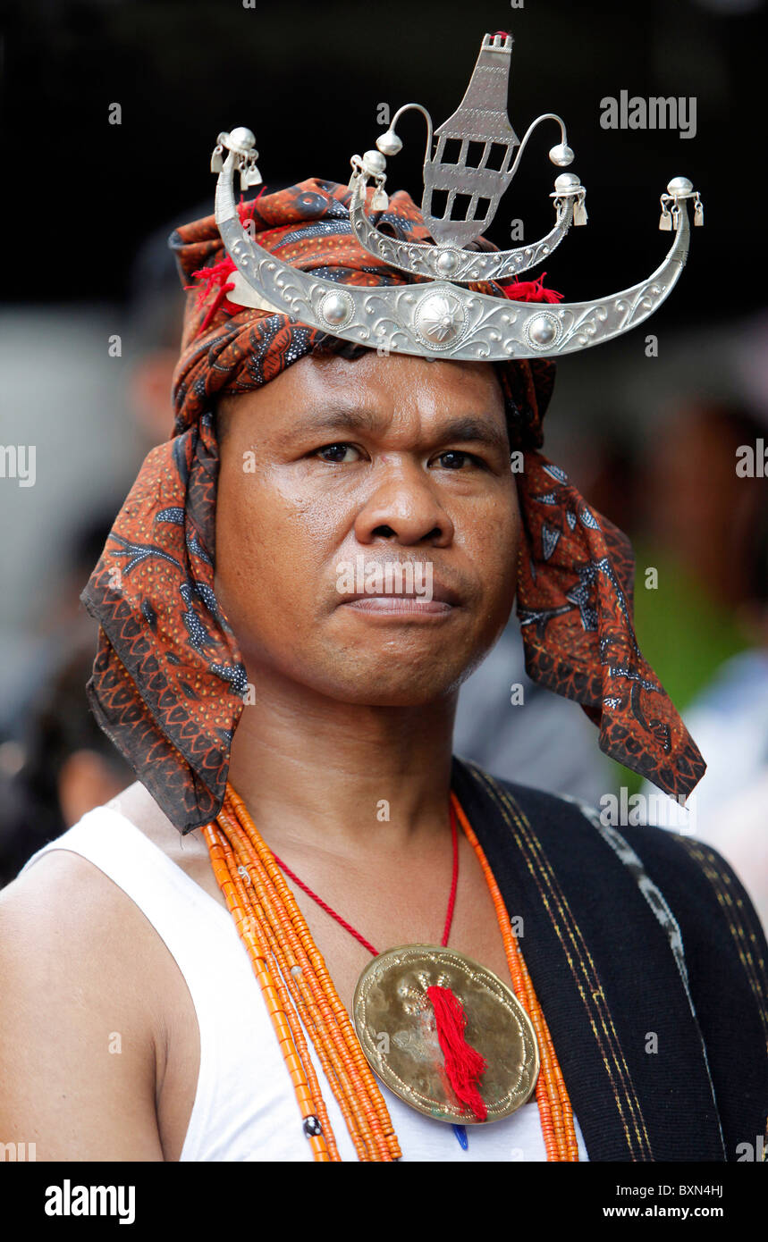 Homme portant un guerrier traditionnel, robe de Dili, Timor-Leste (Timor oriental) Banque D'Images