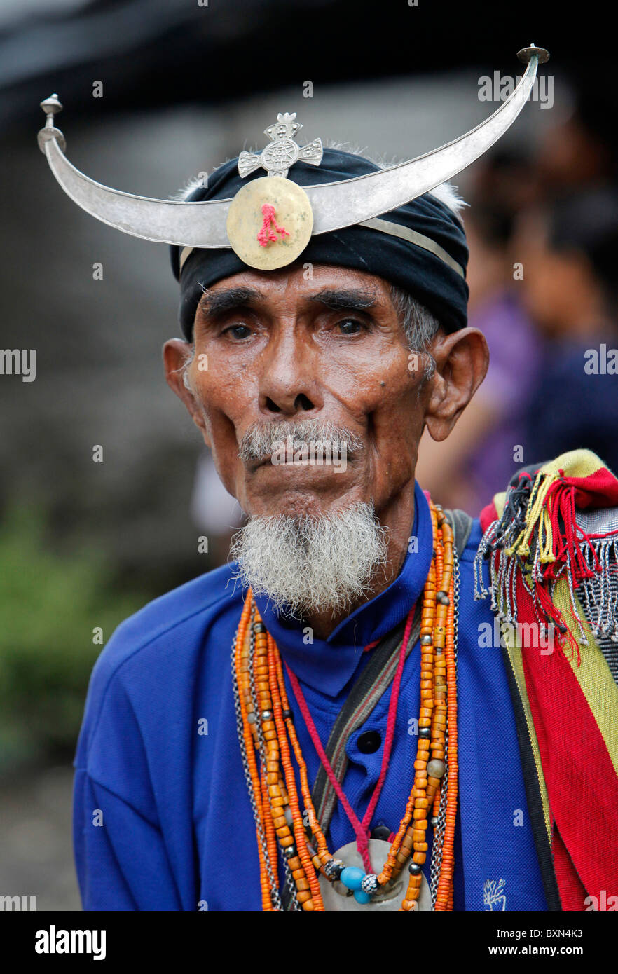 Vieil homme portant des vêtements traditionnels warrior, Dili, Timor-Leste (Timor oriental) Banque D'Images