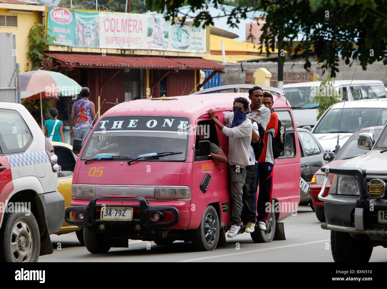Un Mikrolet (minibus) les transports publics à Dili, capitale du Timor Leste (Timor oriental) Banque D'Images