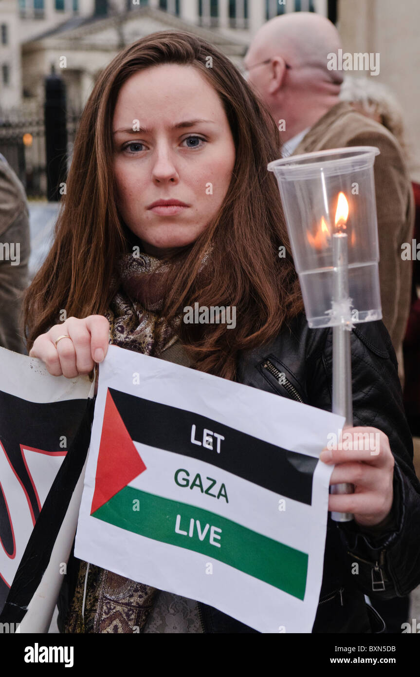 Charlene O'Hara (Sinn Fein) veillée aux chandelles en l'honneur de 2ème anniversaire des bombardements de Gaza. Belfast, 27/12/2010 Banque D'Images