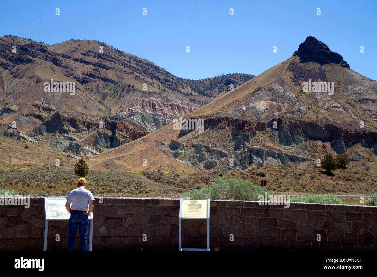Au Tourisme Centre d'accueil de Condon surplombant les moutons Roche au John Day Fossil jumeaux Monument National en l'Est de l'Oregon, USA Banque D'Images Au Tourisme Centre d'accueil de Condon surplombant les moutons Roche au John Day Fossil jumeaux Monument National en l'Est de l'Oregon, USA Banque D'Images