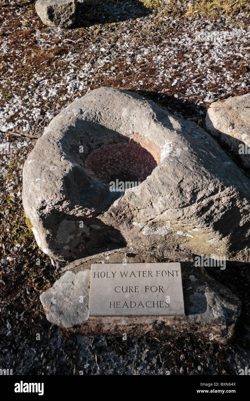 La police de l'eau sainte dans le cimetière, Kilkieran Kilkieran, Co Kilkenny, Irlande (Eire). Banque D'Images