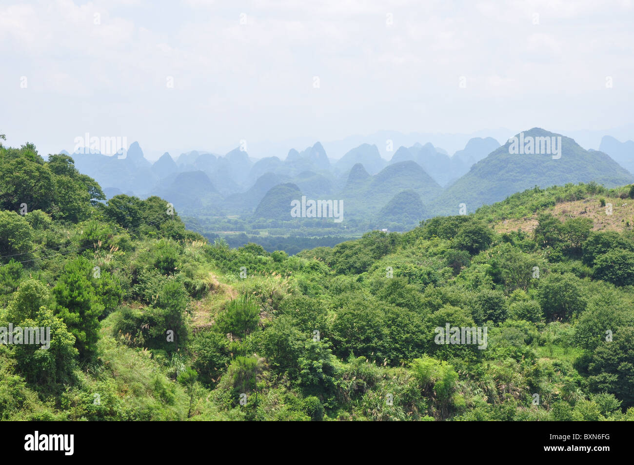 Vue imprenable sur le paysage dans la région de Guilin, Chine du Sud Banque D'Images