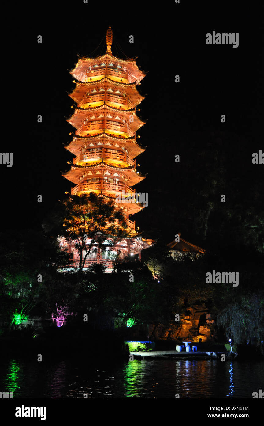 Maisons illuminées et les ponts sont une belle vue de nuit à Guilin, Chine du Sud Banque D'Images