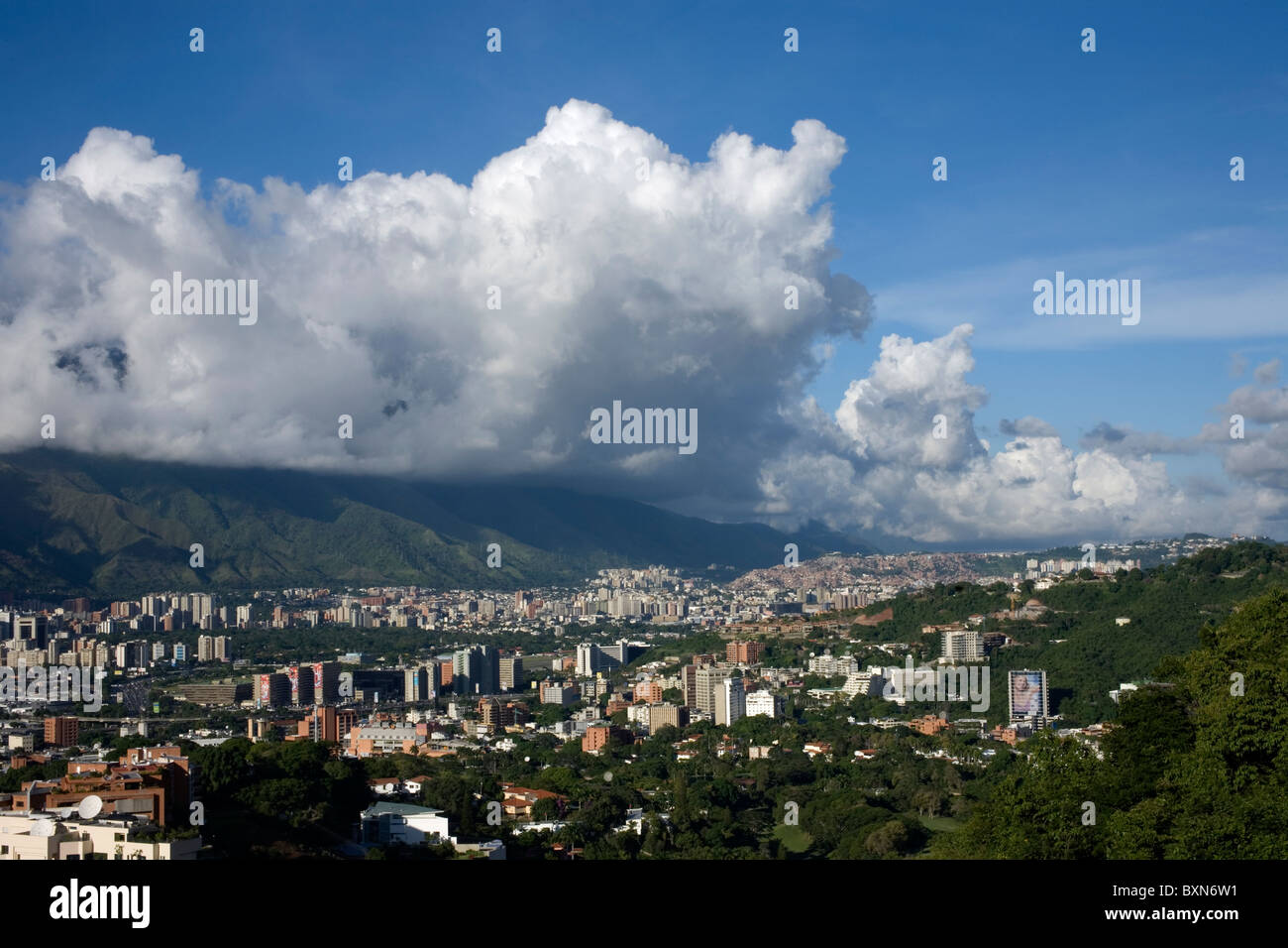 Aperçu de la capitale du Venezuela, Caracas, à la base d'Avila montagne couverte de nuages, le Venezuela, le 25 juillet 2008. Banque D'Images