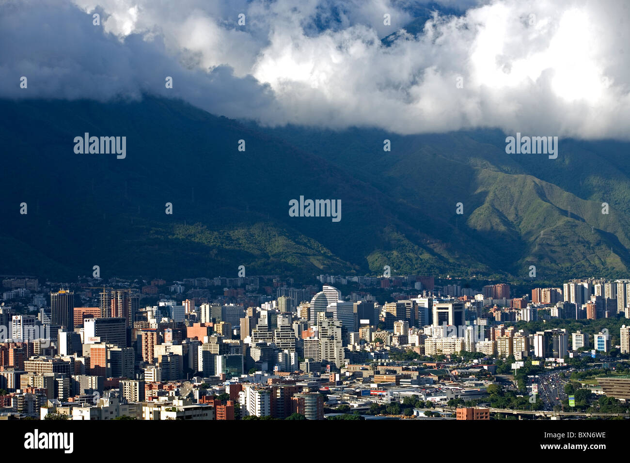 Aperçu de la capitale du Venezuela, Caracas, à la base d'Avila montagne couverte de nuages, le Venezuela, le 25 juillet 2008. Banque D'Images