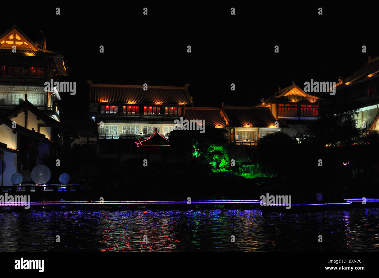 Maisons illuminées et les ponts sont une belle vue de nuit à Guilin, Chine du Sud Banque D'Images