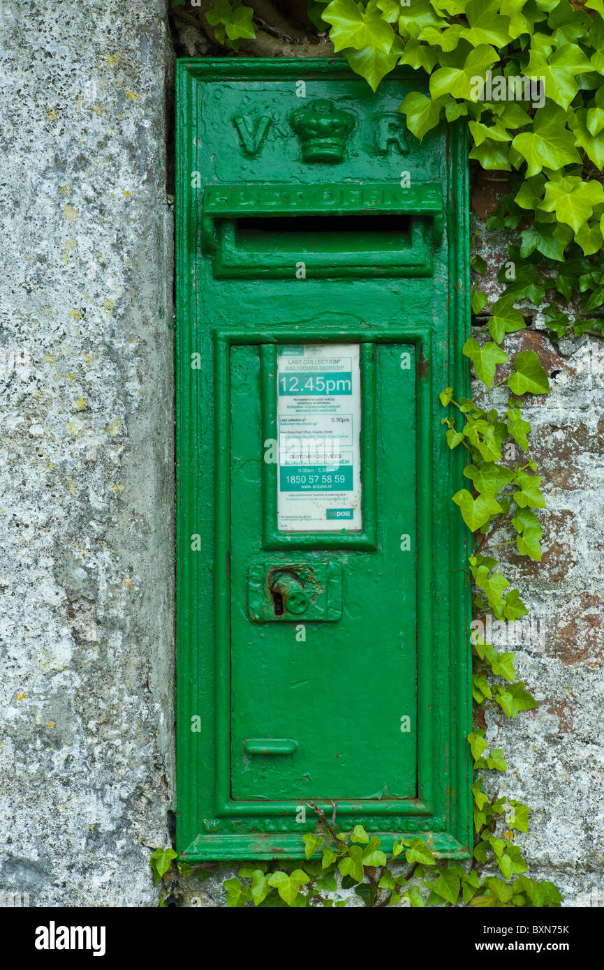 Green postbox avec initiales VR, Victoria Regina, du règne de la reine Victoria, à Fethard on Sea, Co Wexford, Irlande Banque D'Images