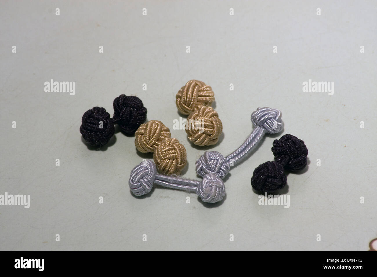 Chemise en coton bleu foncé cuff links stud beige Banque D'Images