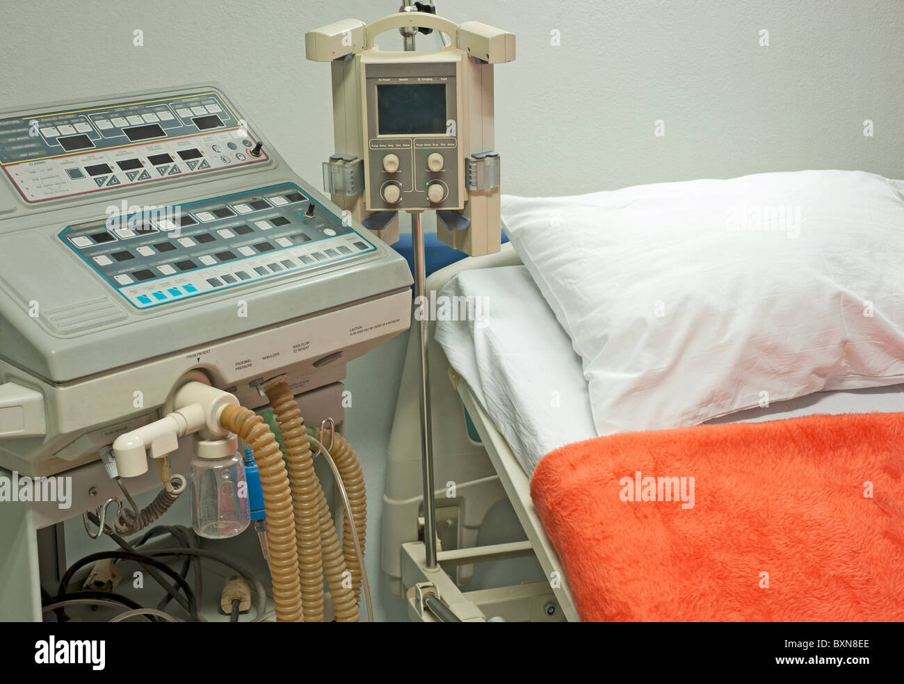 Machine de ventilation à côté d'un lit dans la salle de soins intensifs du Centre médical Banque D'Images
