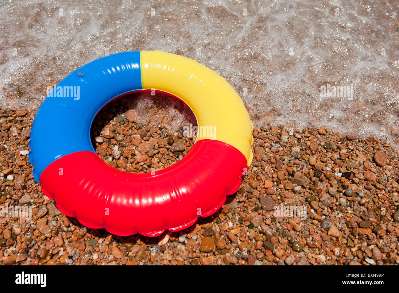 En plastique coloré Jouet flottant à la plage Banque D'Images