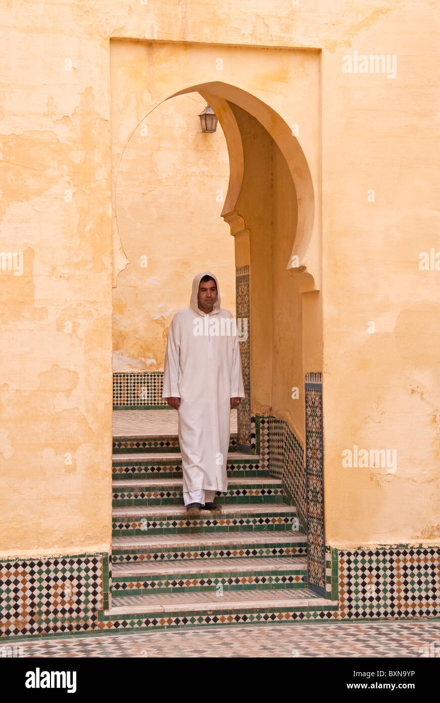 Mausolée de Moulay Ismail à Meknès, Maroc, marocain traditionnel avec un homme portant jalaba Banque D'Images