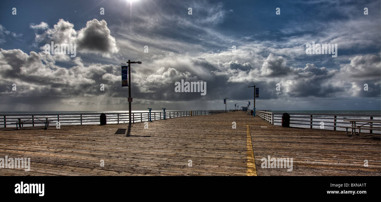 Pismo Beach Pier à l'après-midi, soleil et nuages Banque D'Images