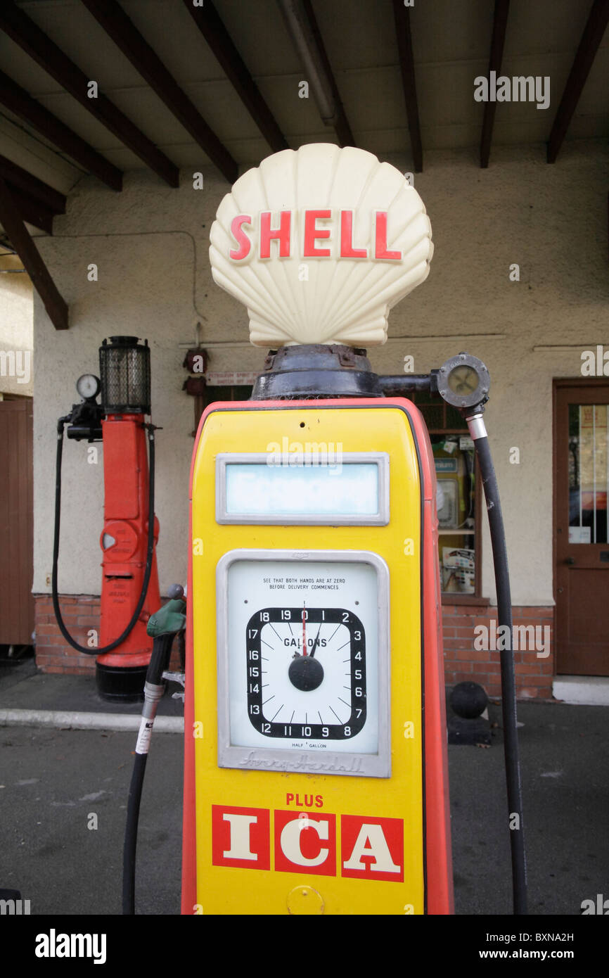 Ancienne pompe à essence shell à l'ancienne station de charge maintenant un motor museum Colyford près de Seaton Devon UK Banque D'Images