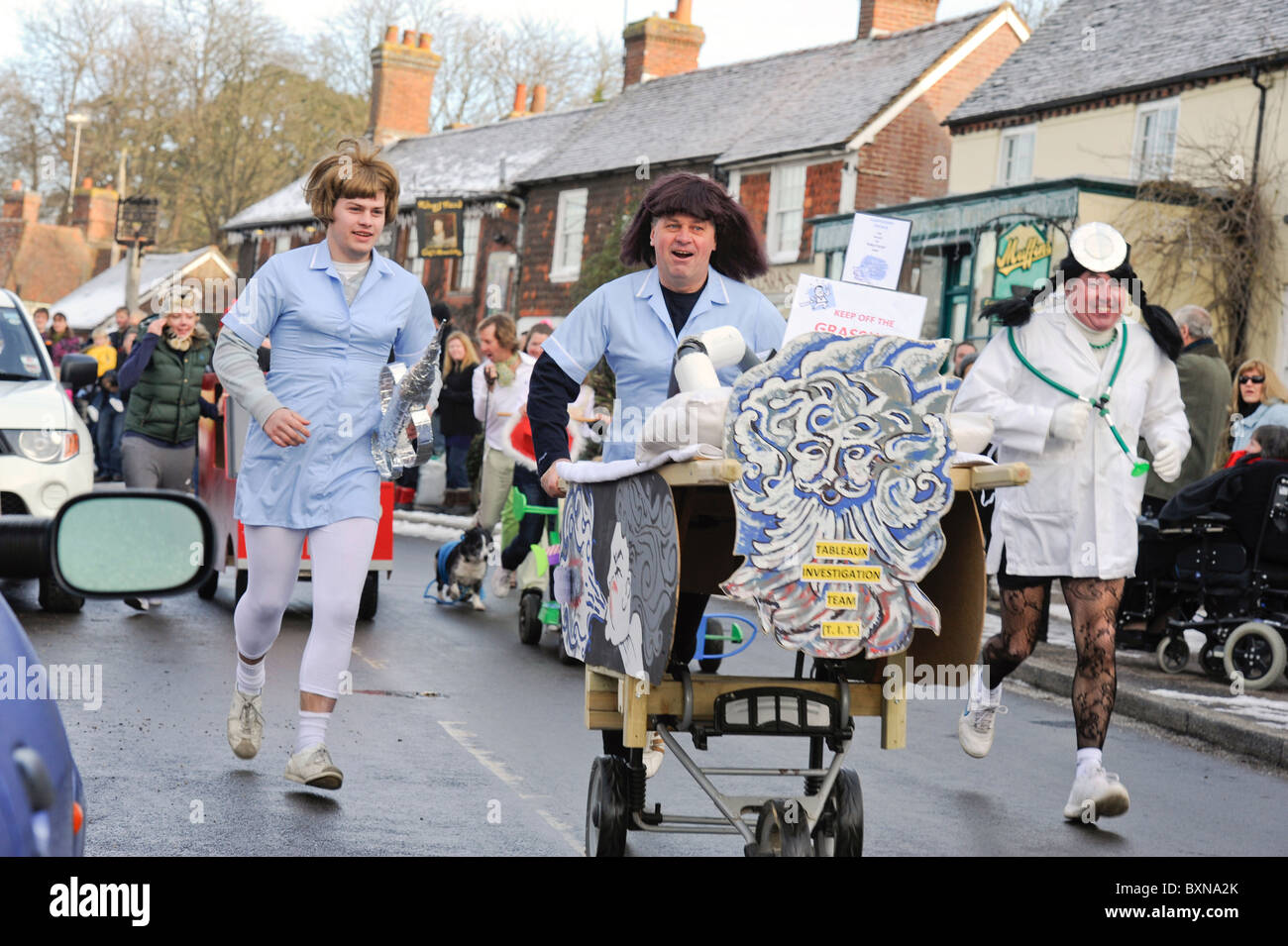 East Sussex, UK - East Hoathly Boxing Day La Pram Race. Équipes dans fancy dress dash par l'East Sussex village. Banque D'Images