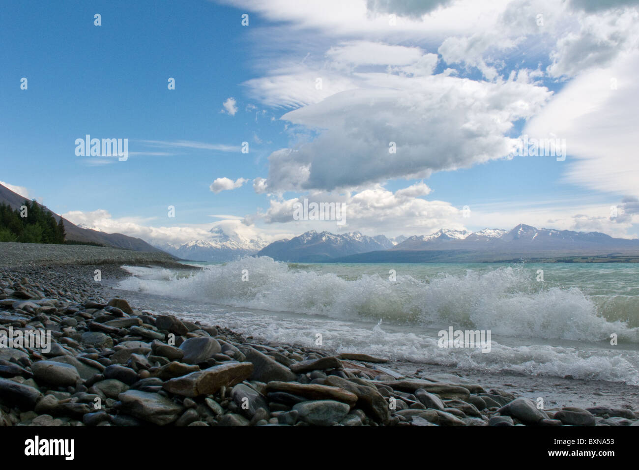 Rouleau de vagues sur le lac de Puteki, poussés par le vent depuis les Alpes du Sud Banque D'Images