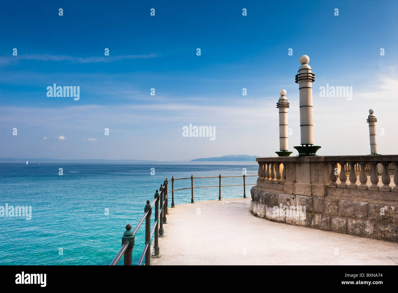 Vue panoramique sur la mer Adriatique du quai d'Opatija. Destination touristique populaire de la côte croate. Banque D'Images