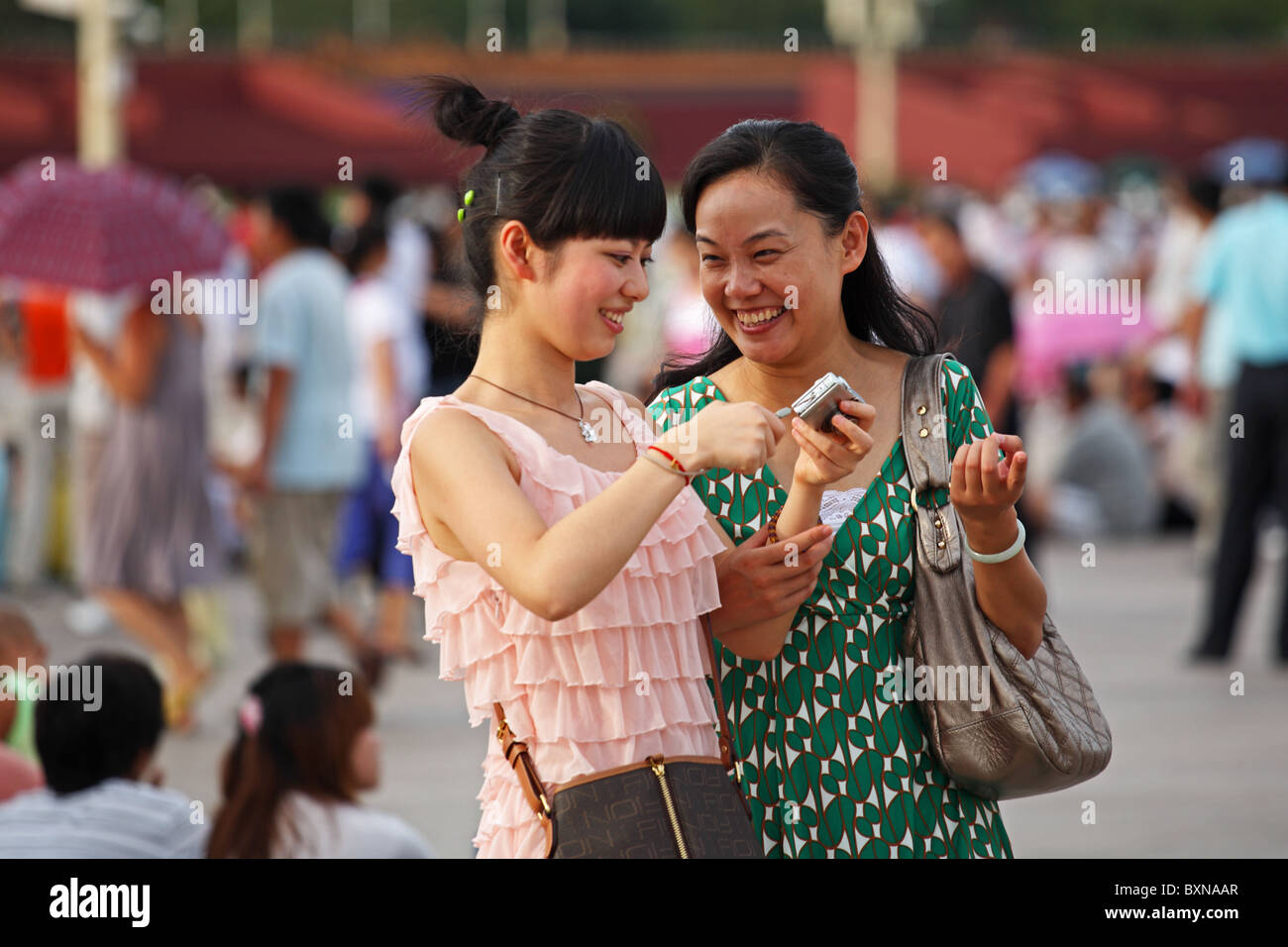 Les femmes sur la Place Tiananmen, Pékin, Chine Banque D'Images