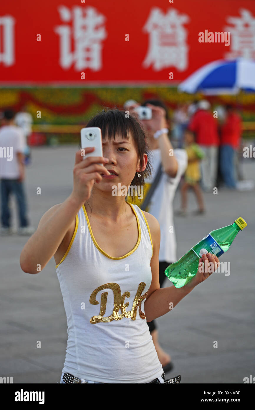 Femme à la place Tiananmen, Pékin, Chine Banque D'Images