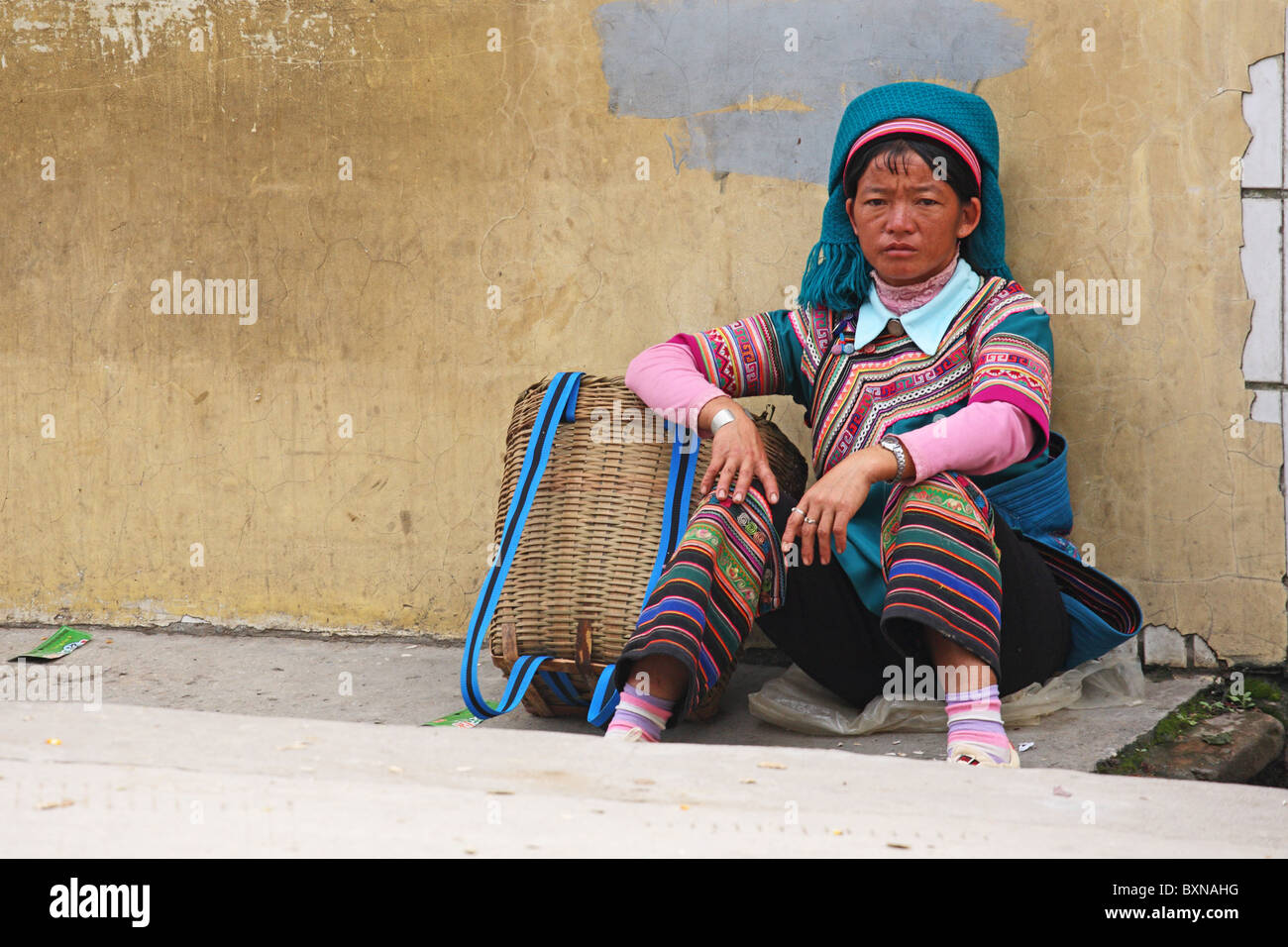 La femme de la minorité ethnique Yi était assise dans la rue de Yuanyang, dans la province du Yunnan, en Chine Banque D'Images