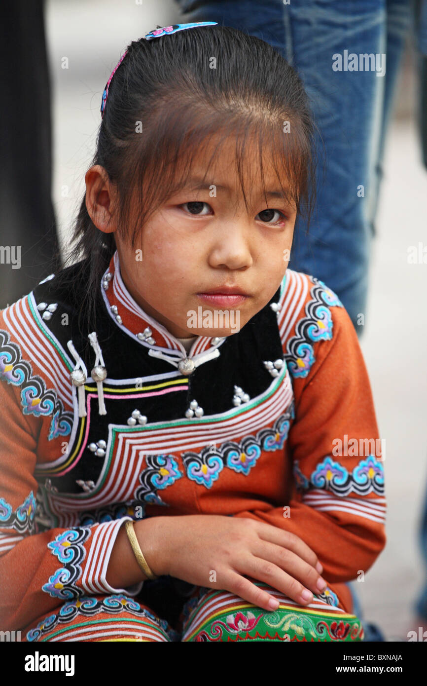 Jeune enfant de la minorité ethnique Yi à Yuanyang, province du Yunnan, Chine Banque D'Images