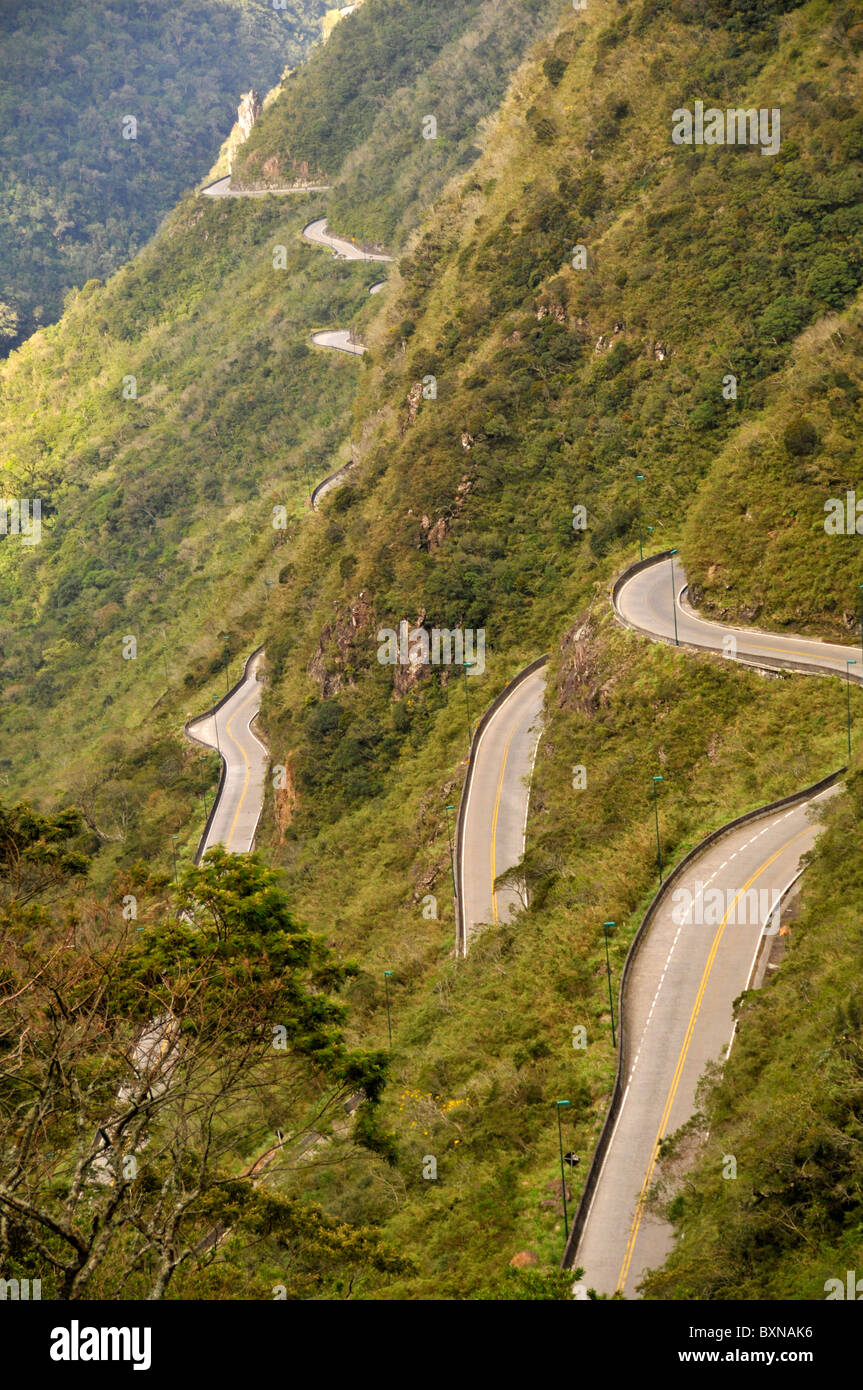 Les falaises et les route sinueuse à Serra do Rio do Rastro, Lauro Muller, Santa Catarina, Brésil Banque D'Images