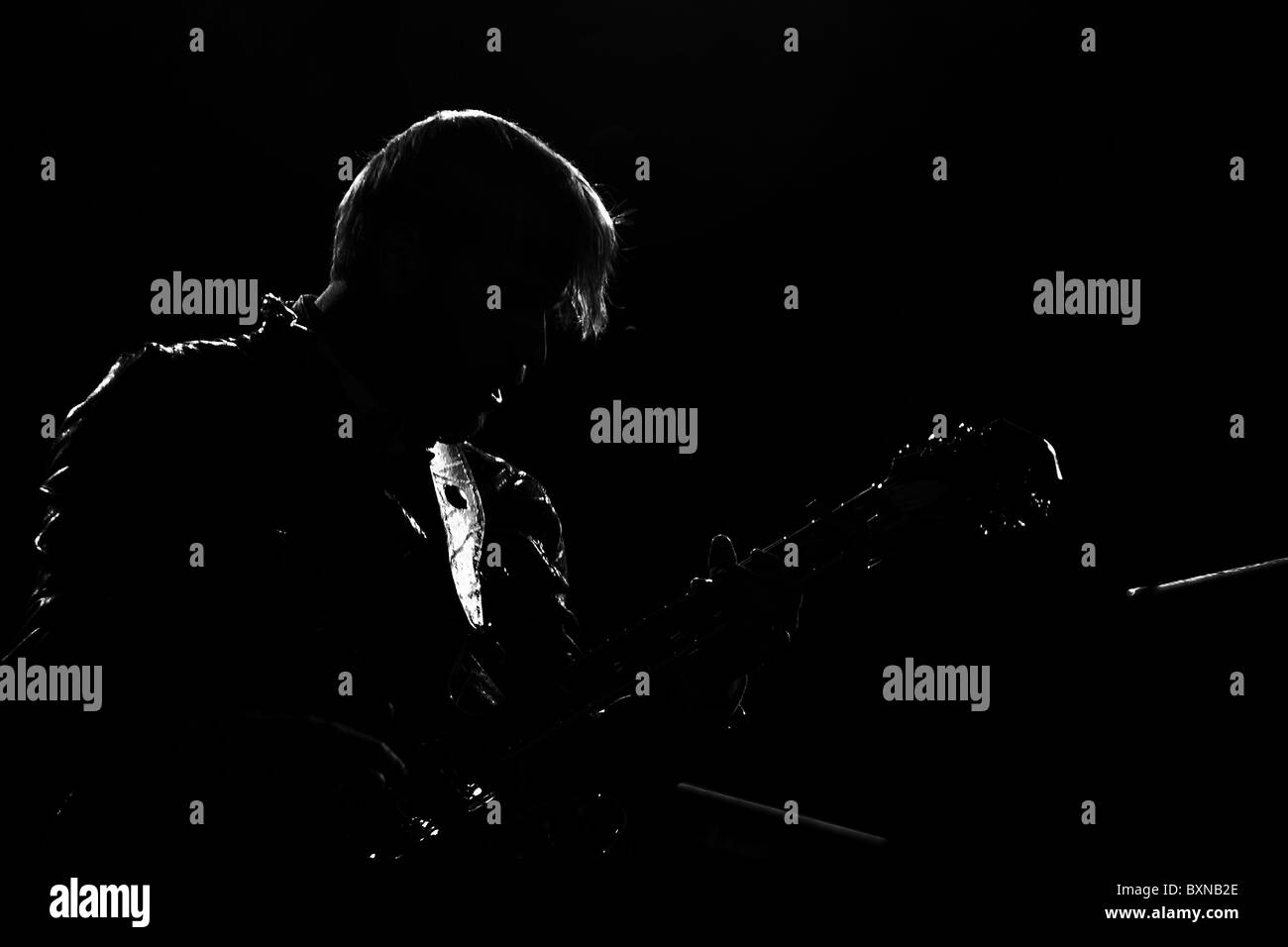 Rock The Black Keys le guitariste et chanteur Dan Auerbach effectuant de concert Banque D'Images