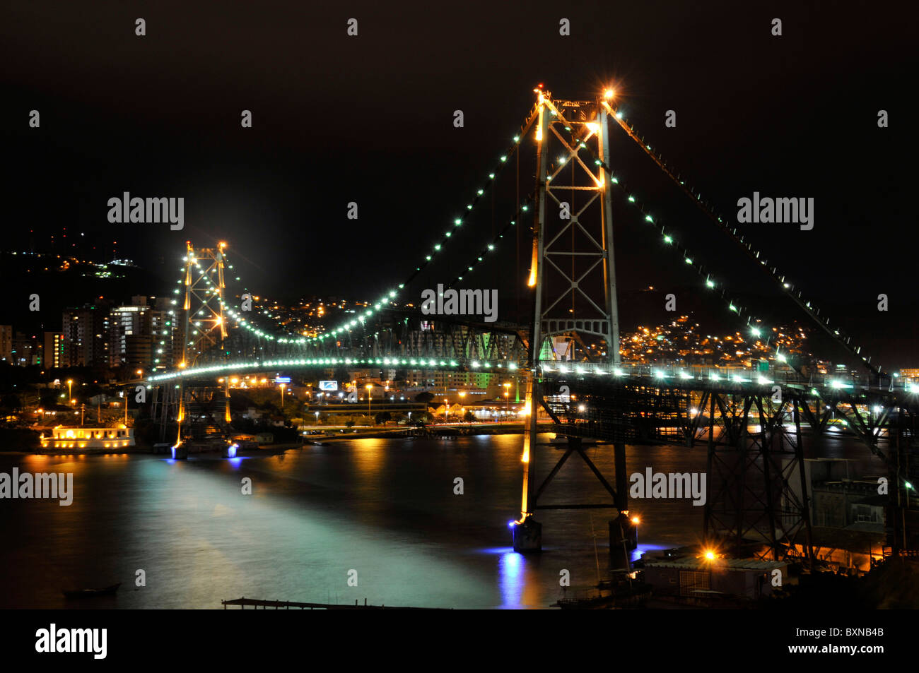 Aéroport international Hercilio Luz bridge at night, relie le continent à l'île de Florianopolis, Santa Catarina, Brésil Banque D'Images