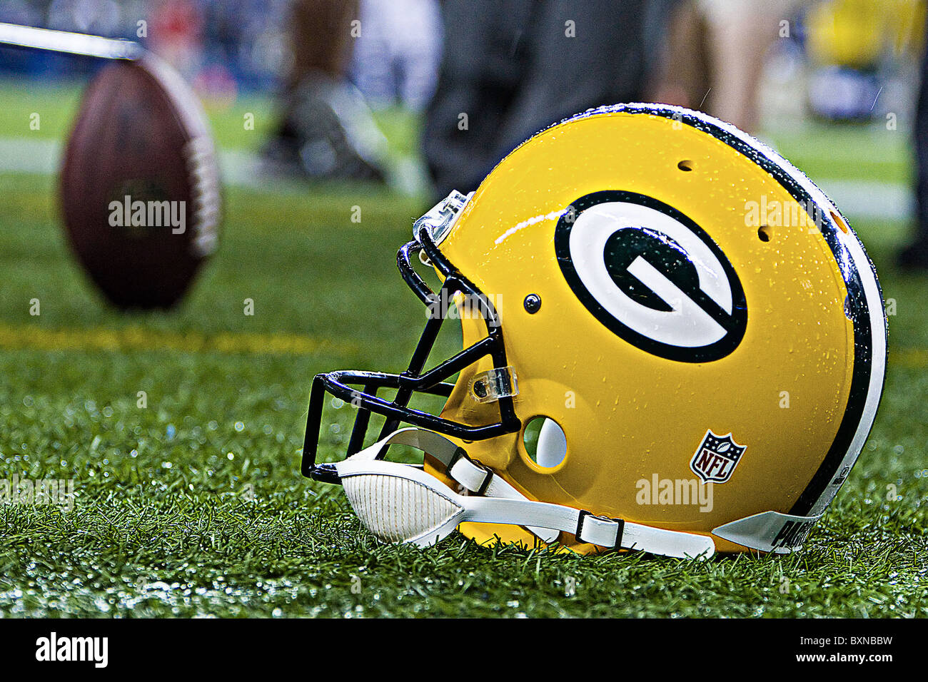 Green Bay Packers casque et au football sur le terrain Banque D'Images