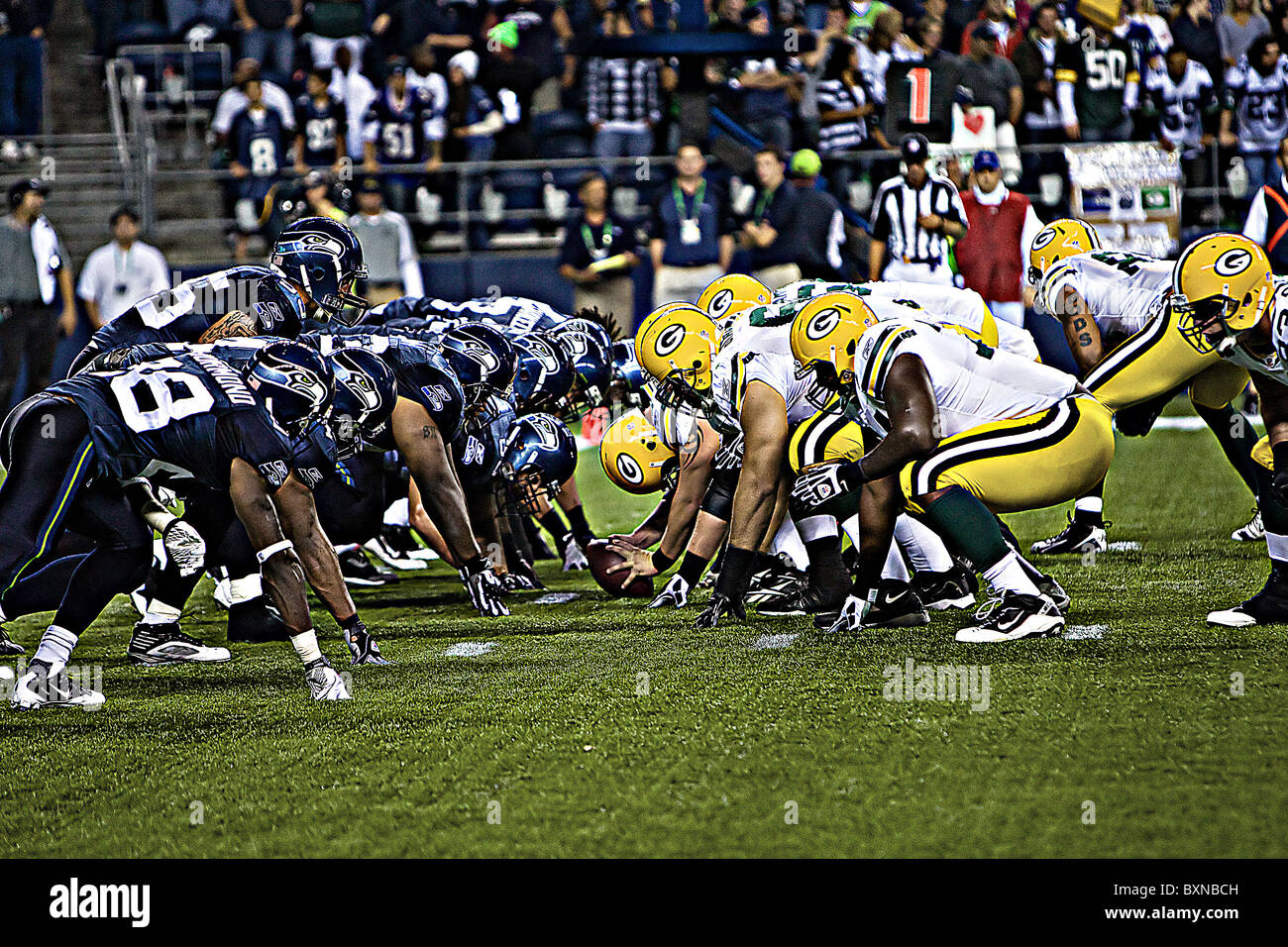 Les équipes de football américain NFL les Seattle Seahawks s'aligner sur la défense à jouer les Packers de Green Bay sur l'infraction Banque D'Images