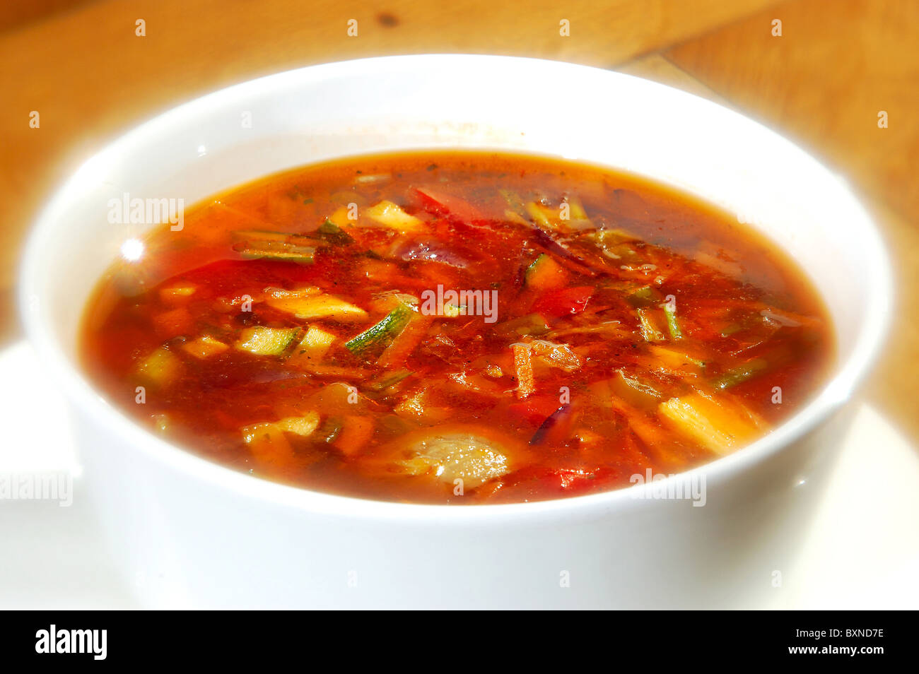 Le minestrone en coupe blanc Banque D'Images