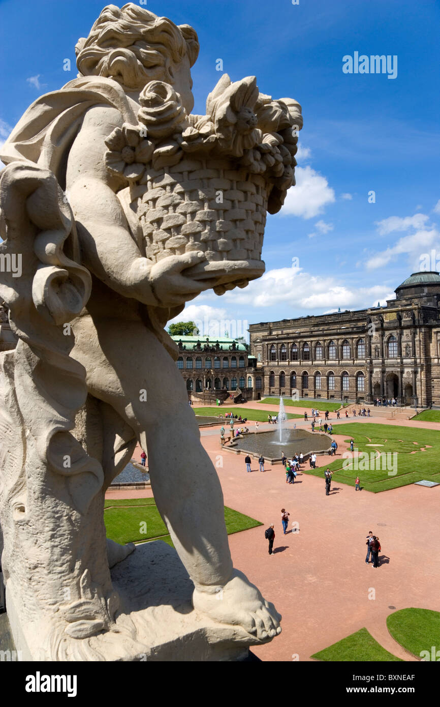 Allemagne Saxe Dresde cour centrale de baroque restauré le palais Zwinger gardens occupé avec les touristes Banque D'Images