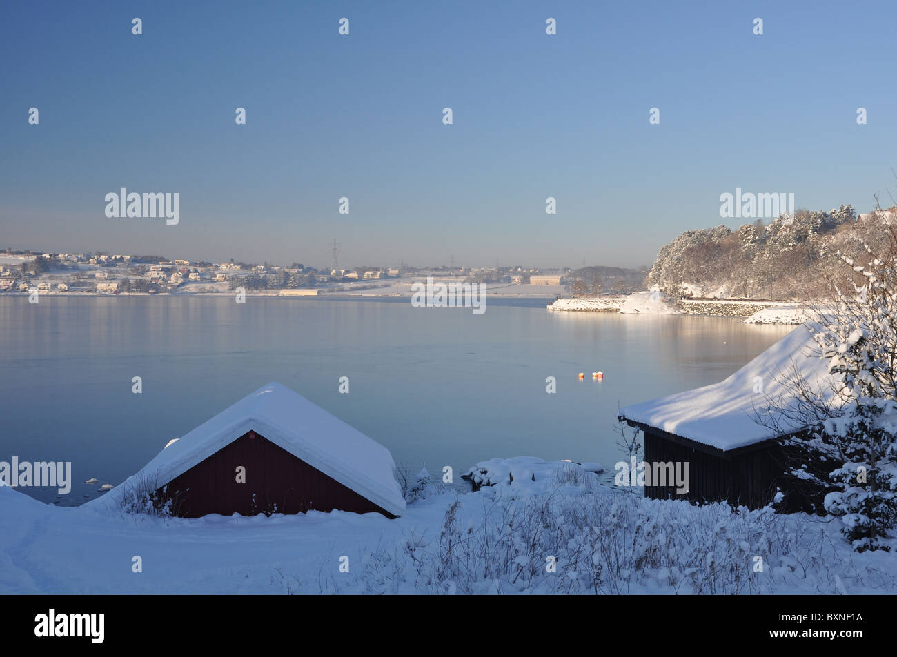 L'hiver par la mer. La neige, maison bateau, ciel bleu, paysage marin, Temps clair Banque D'Images
