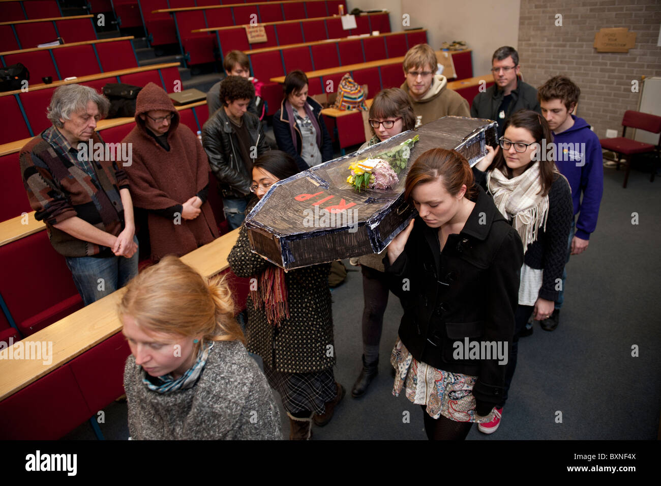 Un simulacre de funérailles pour la mort de l'enseignement supérieur organisée par des étudiants de l'Université d'Aberystwyth, Pays de Galles, Royaume-Uni Banque D'Images