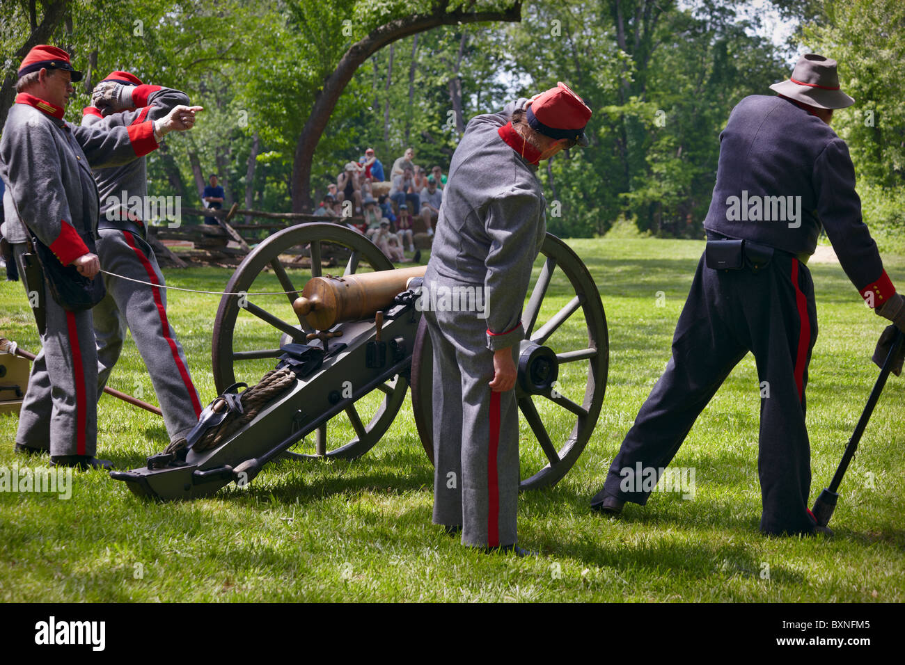 Soldat confédéré reenactors fire un obusier de 12 livres. Banque D'Images