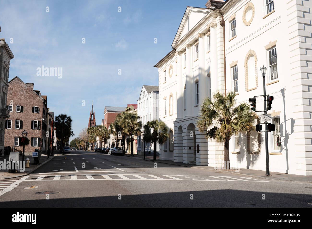 Vue sur Broad Street, Charleston, SC, regard vers la cathédrale Saint-Jean. Banque D'Images